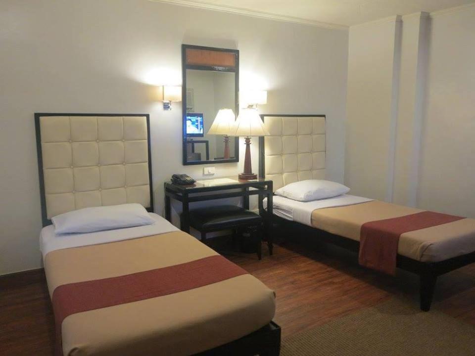 Hotel Alejandro ตาโคลบัน ภายนอก รูปภาพ